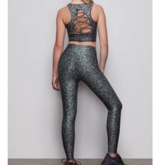 GOOD AMERICAN The Ferocious
Legging in Green and Pink Leopard
Print Large L - Picture 11 of 11